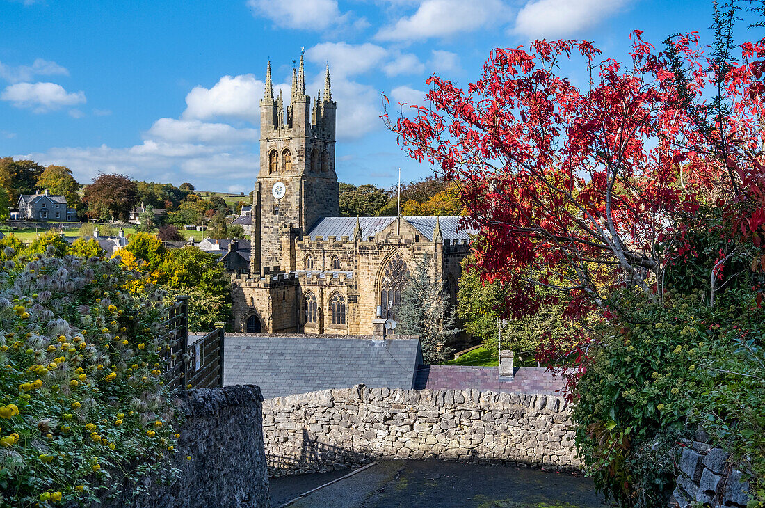 Tideswell Church auch bekannt als Cathedral of the Peak im Herbst, Tideswell, Peak District National Park, Derbyshire, England, Vereinigtes Königreich, Europa