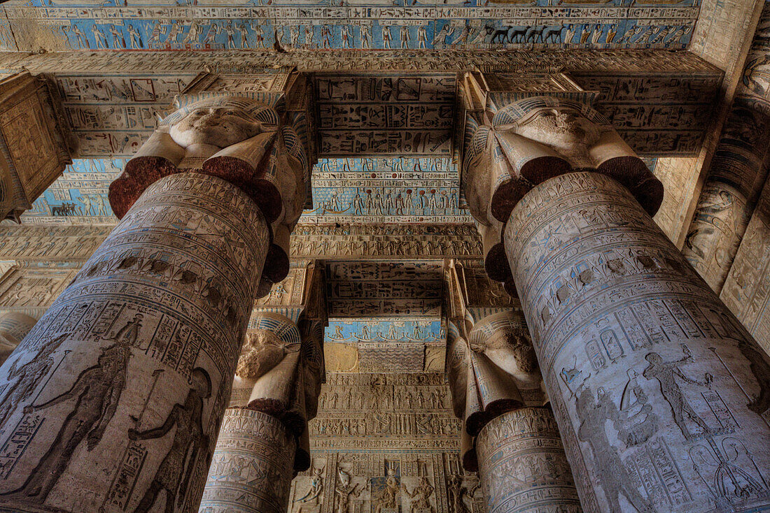 Die großen Säulen, Vestibül, Hathor-Tempel, Dendera, Qena, Ägypten, Nordafrika, Afrika