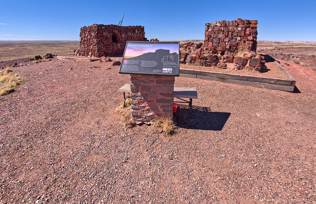 Ein Informationsschild zur Geschichte des Agate House im Petrified Forest National Park, Arizona, Vereinigte Staaten von Amerika, Nordamerika