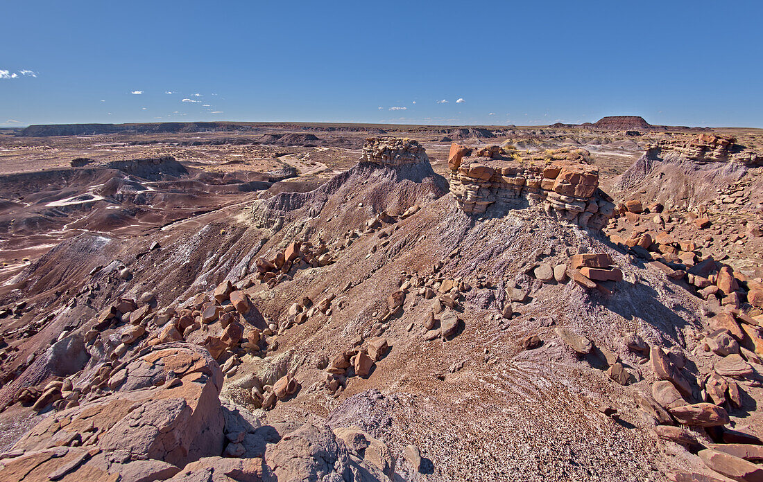 Felsinseln über den purpurnen Badlands bei Hamilili Point am Südende des Petrified Forest National Park, Arizona, Vereinigte Staaten von Amerika, Nordamerika