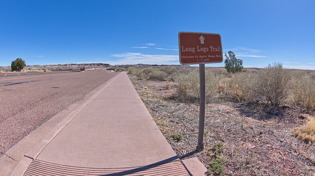 Ein Schild entlang der Hauptstraße, das den Weg zum Long Logs Trail und zum Agate House weist, Petrified Forest National Park, Arizona, Vereinigte Staaten von Amerika, Nordamerika