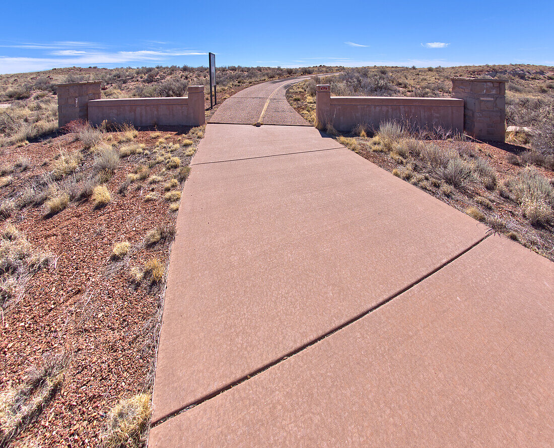 Das Tor zum Long Logs Trail und zum Achathaus im Petrified Forest National Park, Arizona, Vereinigte Staaten von Amerika, Nordamerika