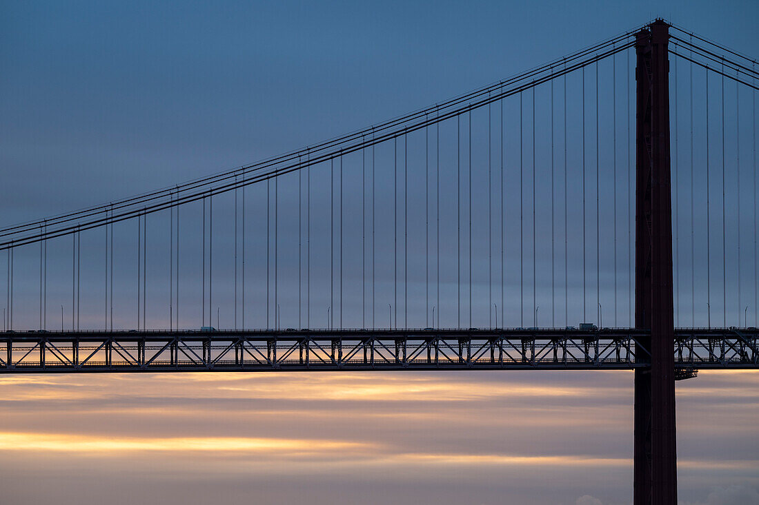 Brücke Ponte 25 de Abril über den Fluss Tejo in Lissabon, Portugal, Europa