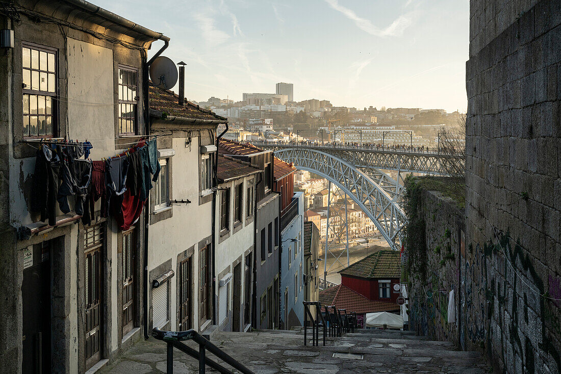 Blick von der Ribeira auf die Brücke Ponte Dom Luis I, Porto, Bezirk Porto, Norte, Portugal, Europa