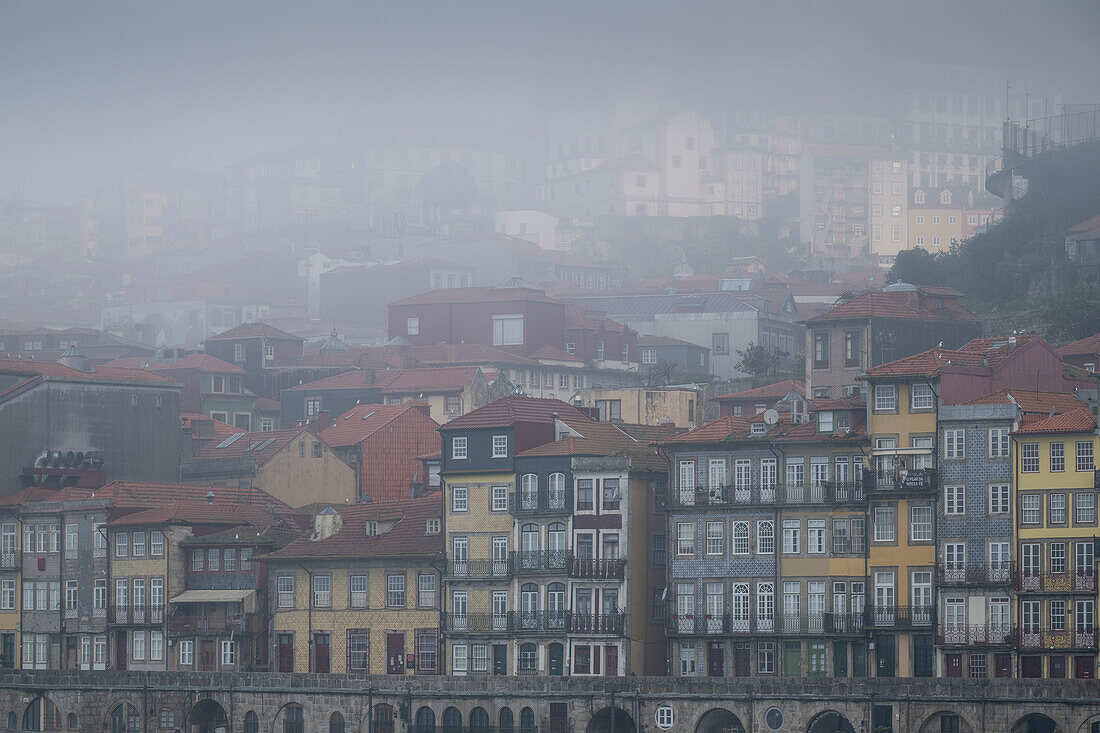 Blick auf die Ribeira in der Morgendämmerung, Porto, Bezirk Porto, Norte, Portugal, Europa