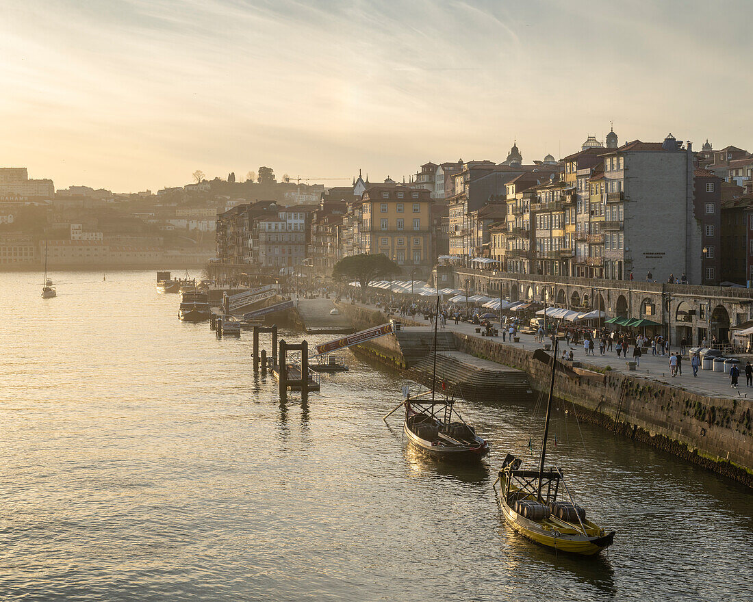 Fluss Douro bei Sonnenuntergang, UNESCO-Weltkulturerbe, Porto, Bezirk Porto, Norte, Portugal, Europa