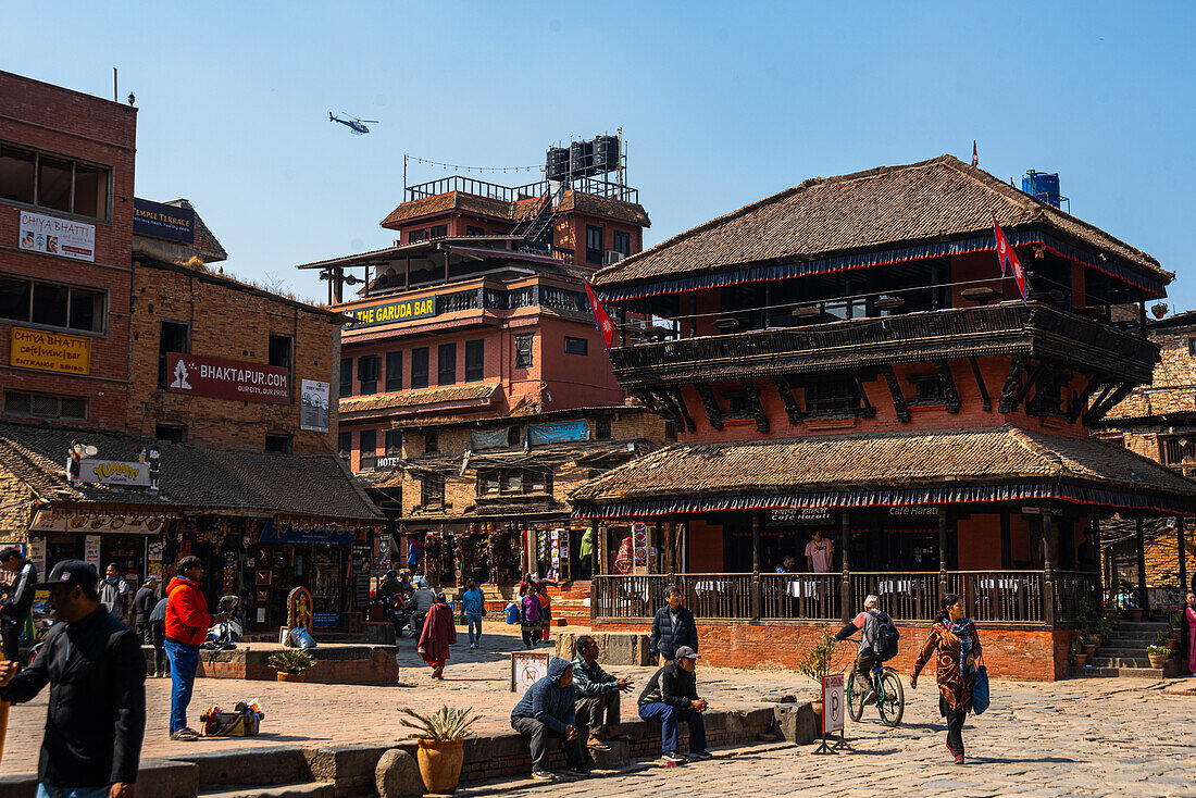 Händler und Touristen auf dem Durbar Square, dem Hauptplatz in der historischen Stadt Bhaktapur, UNESCO-Weltkulturerbe, Kathmandu-Tal, Nepal, Asien