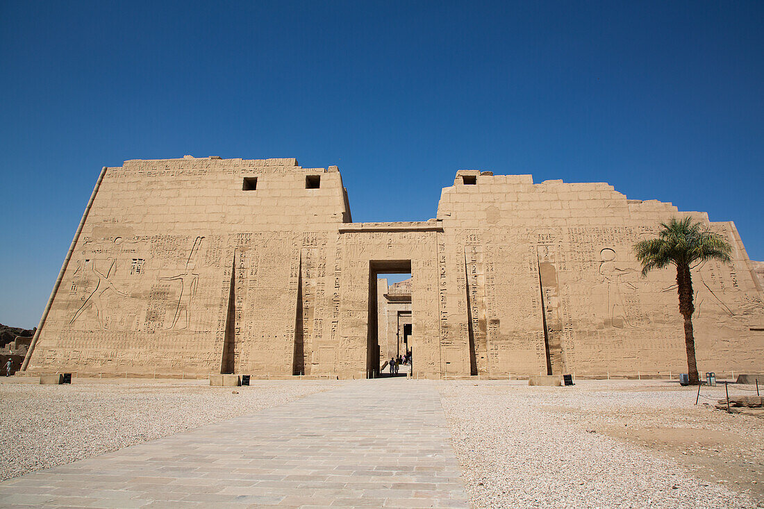 Erster Pylon, Medinet Habu, Totentempel von Ramses III, 1187-56 v. Chr., Antikes Theben, UNESCO-Weltkulturerbe, Luxor, Ägypten, Nordafrika, Afrika