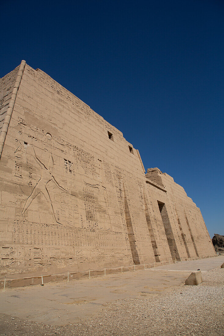 Erster Pylon, Medinet Habu, Totentempel von Ramses III, 1187-56 v. Chr., Antikes Theben, UNESCO-Welterbe, Luxor, Ägypten, Nordafrika, Afrika