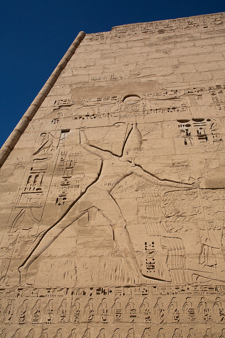 Erster Pylon, Medinet Habu, Totentempel von Ramses III., 1187-56 v. Chr., Antikes Theben, UNESCO-Welterbe, Luxor, Ägypten, Nordafrika, Afrika