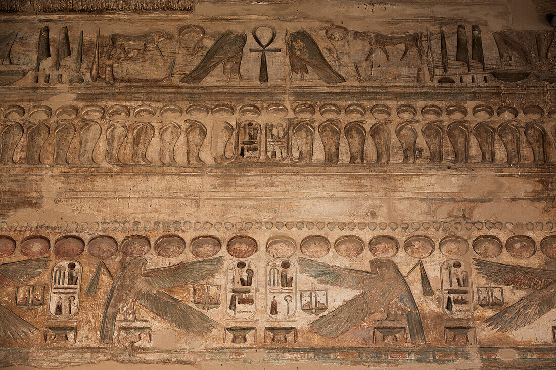 Dekorative Reliefs, Südportikus, Erster Hof, Medinet Habu, Totentempel von Ramses III, 1187-56 v. Chr., Antikes Theben, UNESCO-Welterbe, Luxor, Ägypten, Nordafrika, Afrika