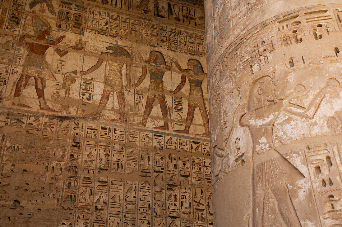 Reliefs, Südportikus, Erster Hof, Medinet Habu, Totentempel von Ramses III., 1187-56 v. Chr., Antikes Theben, UNESCO-Welterbe, Luxor, Ägypten, Nordafrika, Afrika