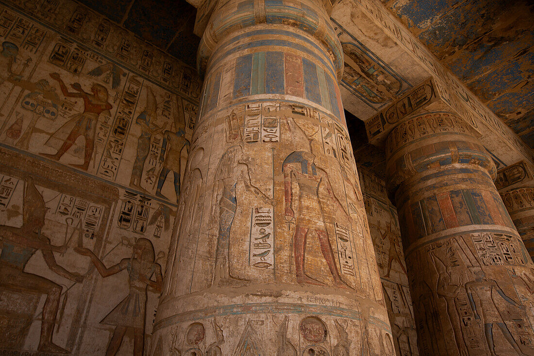 Säulenreliefs, Westlicher Portikus, Zweiter Hof, Medinet Habu, Totentempel von Ramses III., 1187-56 v. Chr., Antikes Theben, UNESCO-Welterbe, Luxor, Ägypten, Nordafrika, Afrika