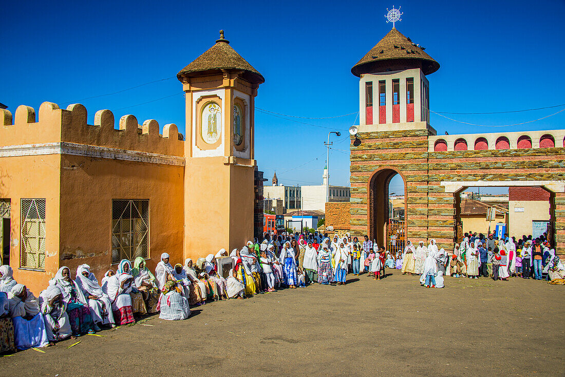 Pilger bei der Osterzeremonie, koptische Kathedrale St. Mariam, Asmara, Eritrea, Afrika