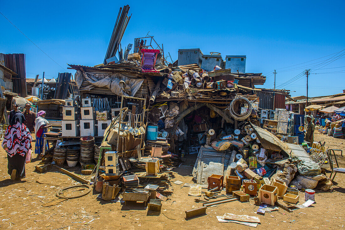 Metallschrott zum Verkauf auf dem Medebar-Markt, Asmara, Eritrea, Afrika