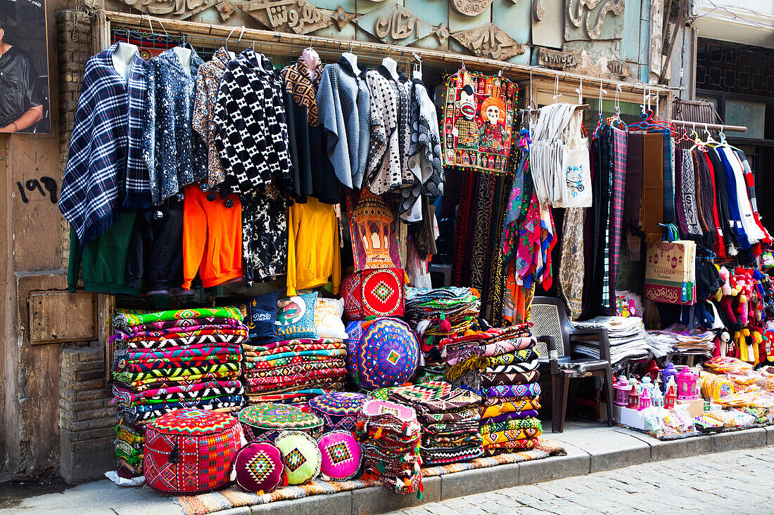 Merchandise for sale, Al-Muizz Street, Historisches Kairo, Kairo, Ägypten, Nordafrika, Afrika