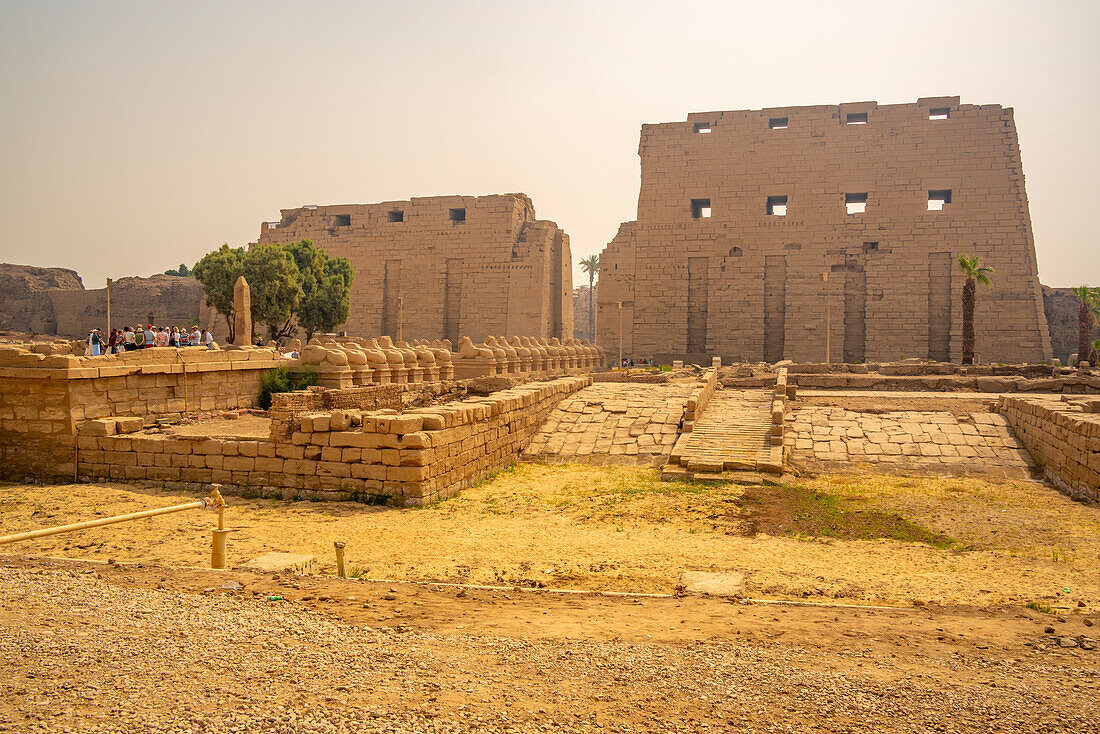 Blick auf den Eingang zum Karnak-Tempelkomplex, UNESCO-Weltkulturerbe, bei Luxor, Theben, Ägypten, Nordafrika, Afrika