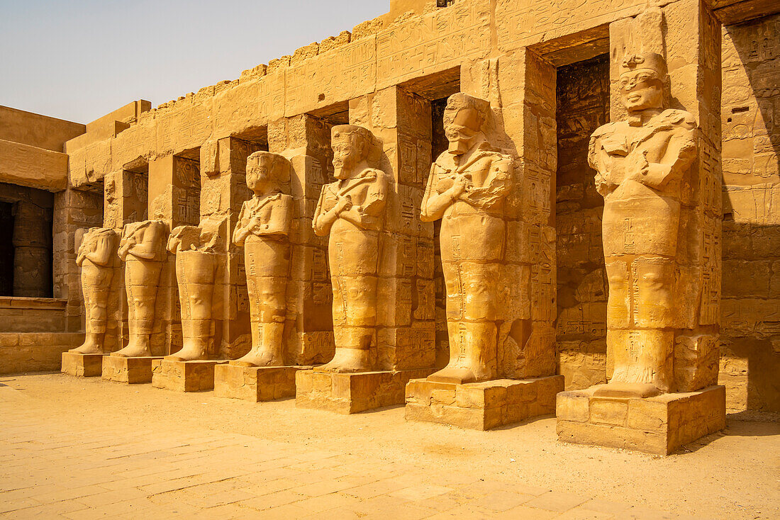 Blick auf Statuen von Ramses III. im Tempel von Ramses III. im Karnak-Tempel, Karnak, Theben, UNESCO-Welterbe, Ägypten, Nordafrika, Afrika