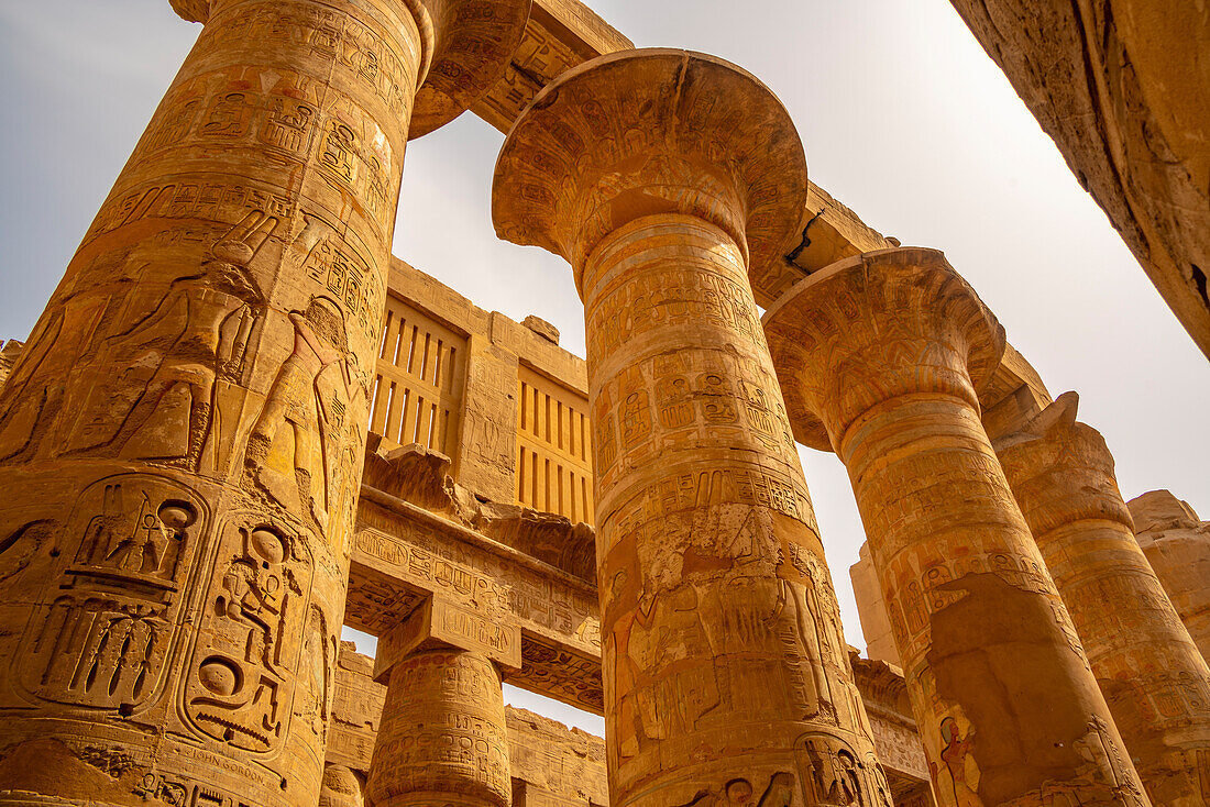 Blick auf Säulen, Große Hypostylhalle, Karnak-Tempelkomplex, UNESCO-Welterbe, bei Luxor, Theben, Ägypten, Nordafrika, Afrika