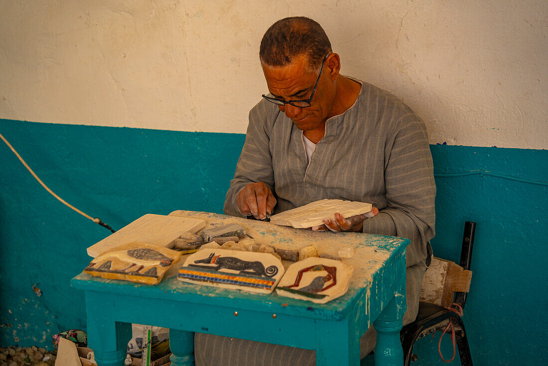 Blick auf Steinmetzarbeiten in den Morsy Alabasterfabriken bei Luxor, Luxor, Theben, Ägypten, Nordafrika, Afrika