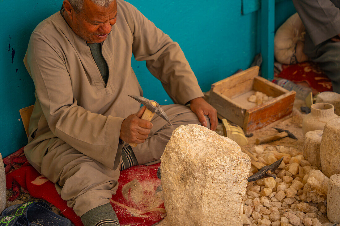 Blick auf Steinmetzarbeiten in den Morsy Alabasterfabriken bei Luxor, Luxor, Theben, Ägypten, Nordafrika, Afrika