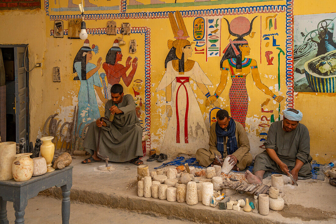 Blick auf Steinmetzarbeiten in den Morsy Alabasterfabriken bei Luxor, Luxor, Theben, Ägypten, Nordafrika, Afrika