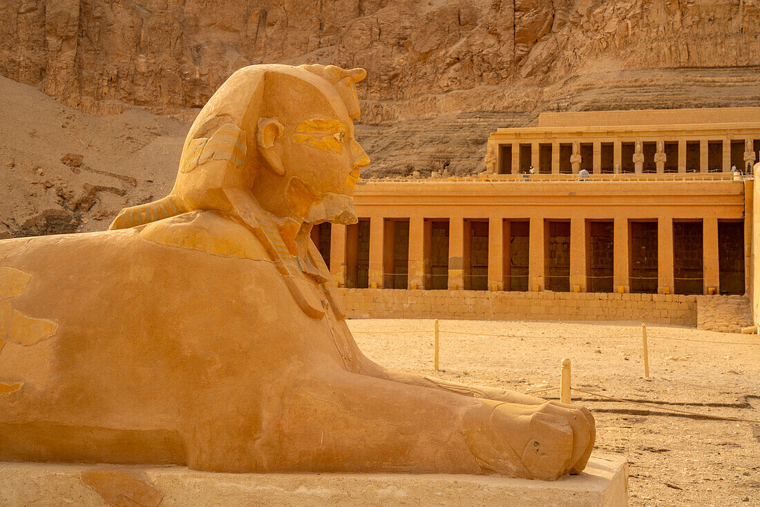 Blick auf Sphinx und Totentempel der Hatschepsut, UNESCO-Welterbe, Deir el-Bahari, Theben, Ägypten, Nordafrika, Afrika