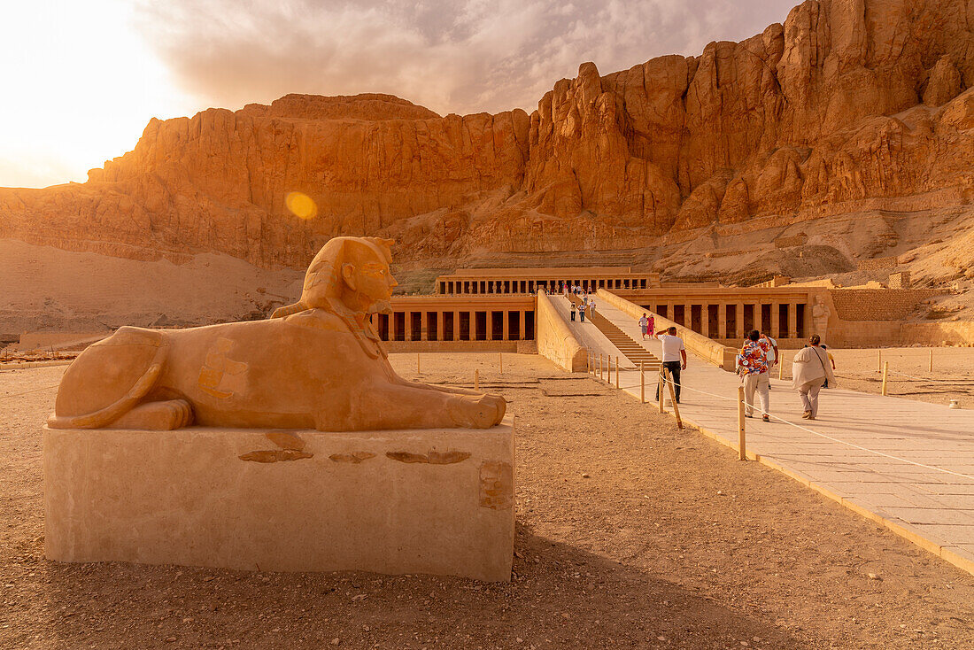 Blick auf Menschen, die sich dem Totentempel der Hatschepsut nähern, UNESCO-Welterbe, Deir el-Bahari, Theben, Ägypten, Nordafrika, Afrika