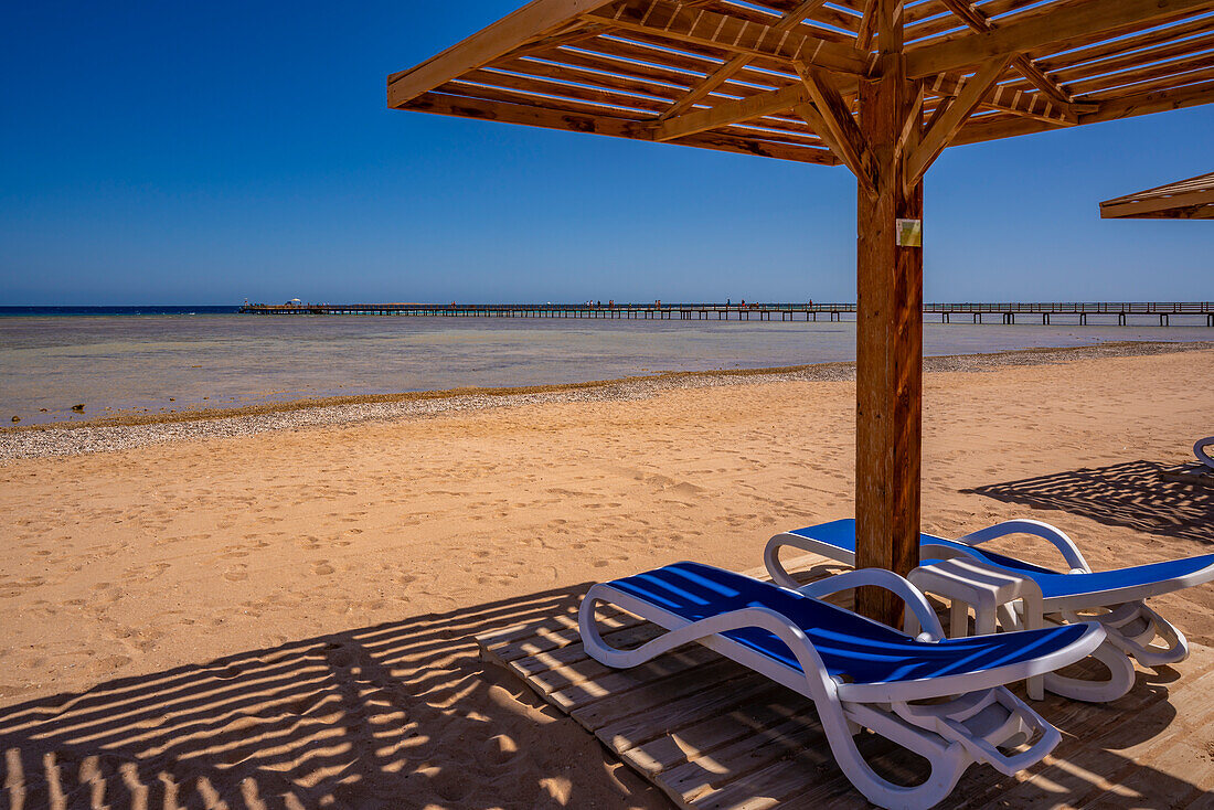 Blick auf Liegestühle am Strand bei Sahl Hasheesh, Sahl Hasheesh, Hurghada, Rotes Meer Gouvernement, Ägypten, Nordafrika, Afrika