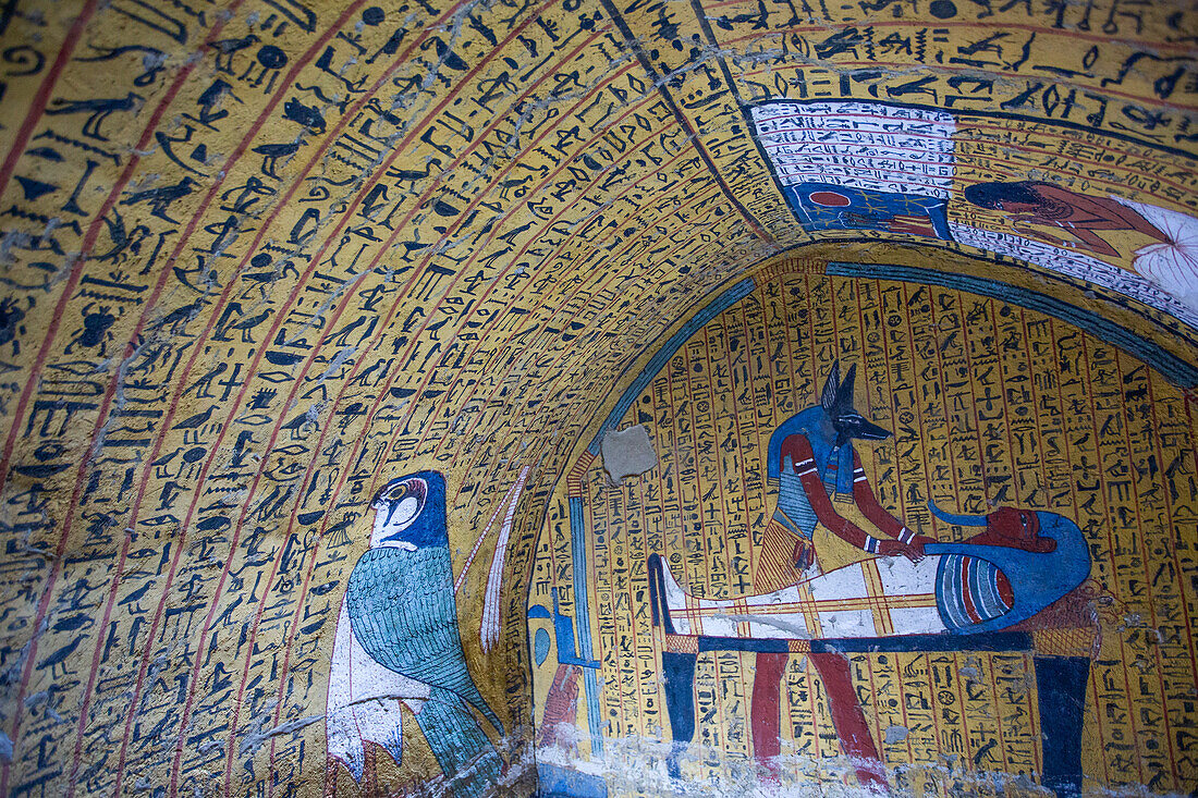 Wandmalerei des Gottes Anubis, der sich um den Pharao kümmert, auf der hinteren Wand, Grab von Khaemteri, TT220, Deir el-Medina-Gräber (Arbeitergräber), Theben, UNESCO-Welterbe, Luxor, Ägypten, Nordafrika, Afrika