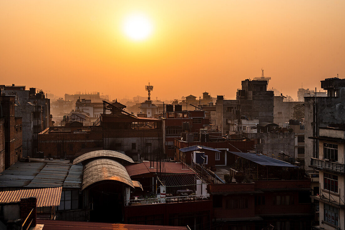 Oranger Sonnenaufgang über Wohndächern in Kathmandu Thamel, Kathmandu, Nepal, Asien