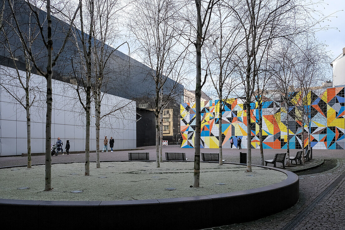 Blick auf den Paul-Klee-Platz, Innenhof des Ausstellungshauses K20, Teil der Kunstsammlung Nordrhein-Westfalen, Düsseldorf, Nordrhein-Westfalen, Deutschland, Europa