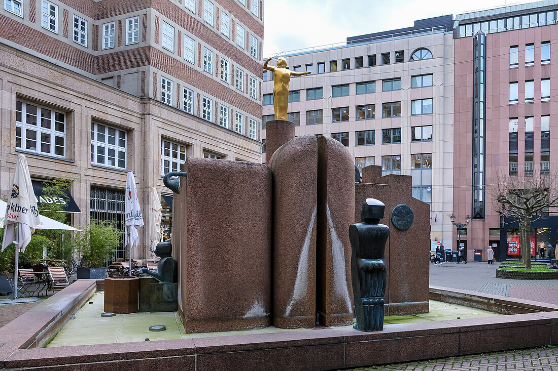 Blick auf den Musikbrunnen, ein Brunnen aus Metall, Marmor und Granit in einem Innenhof hinter dem Wilhelm Marx Haus, einem historischen Hochhaus in der Innenstadt, Düsseldorf, Nordrhein-Westfalen, Deutschland, Europa