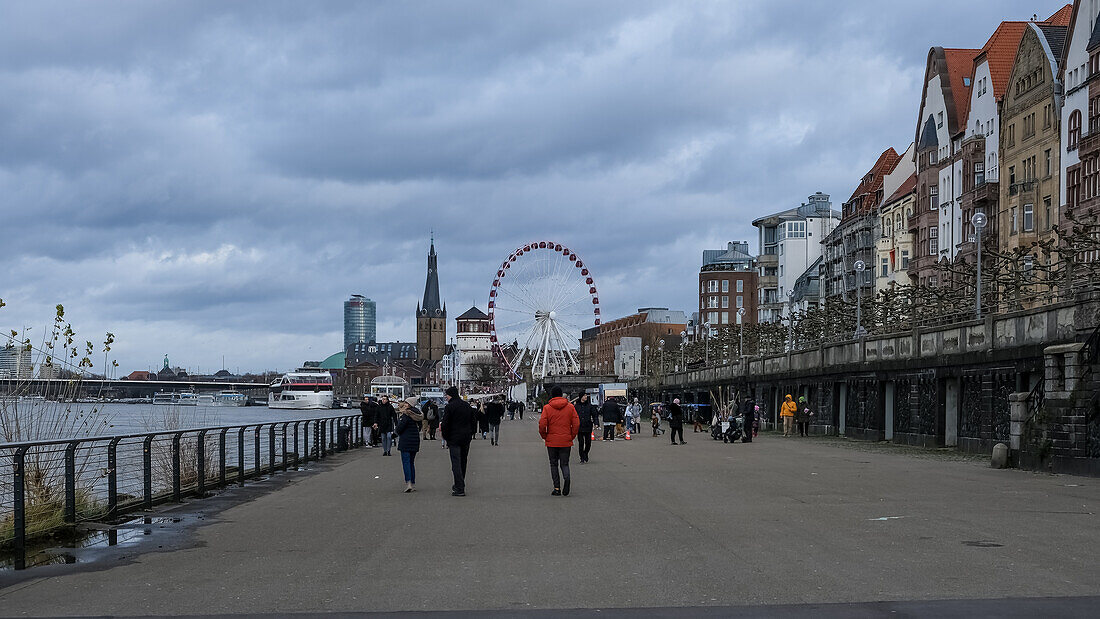 Stadtbild von Düsseldorf, Landeshauptstadt des Bundeslandes Nordrhein-Westfalen, vom Rheinufer aus, Düsseldorf, Nordrhein-Westfalen, Deutschland, Europa