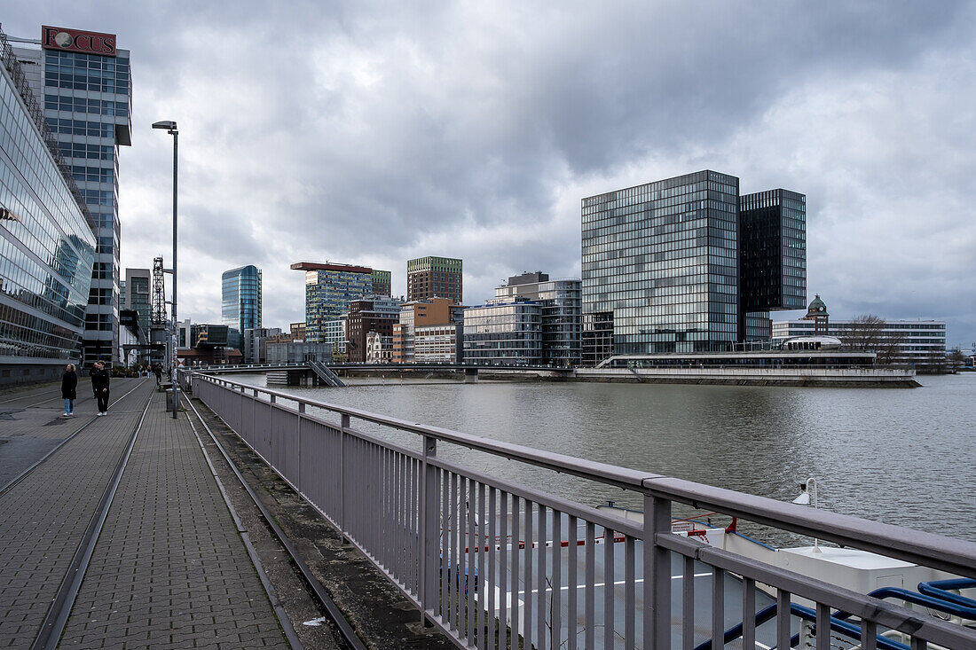 Blick auf den Düsseldorfer Hafen, ein Stadtviertel am Rhein und Standort der Hafenanlagen, Düsseldorf, Nordrhein-Westfalen, Deutschland, Europa