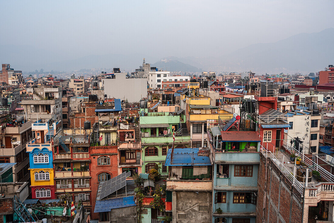 Sonnenaufgangssilhouette mit bunten Häusern und Wohndächern des dicht besiedelten Thamel in Kathmandu, Nepal, Asien