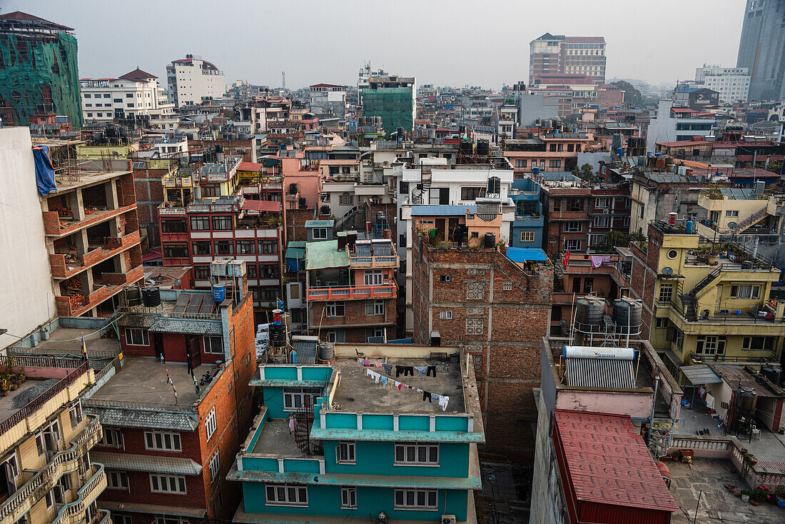 Sonnenaufgangssilhouette mit bunten Häusern und Wohndächern des dicht besiedelten Thamel in Kathmandu, Nepal, Asien