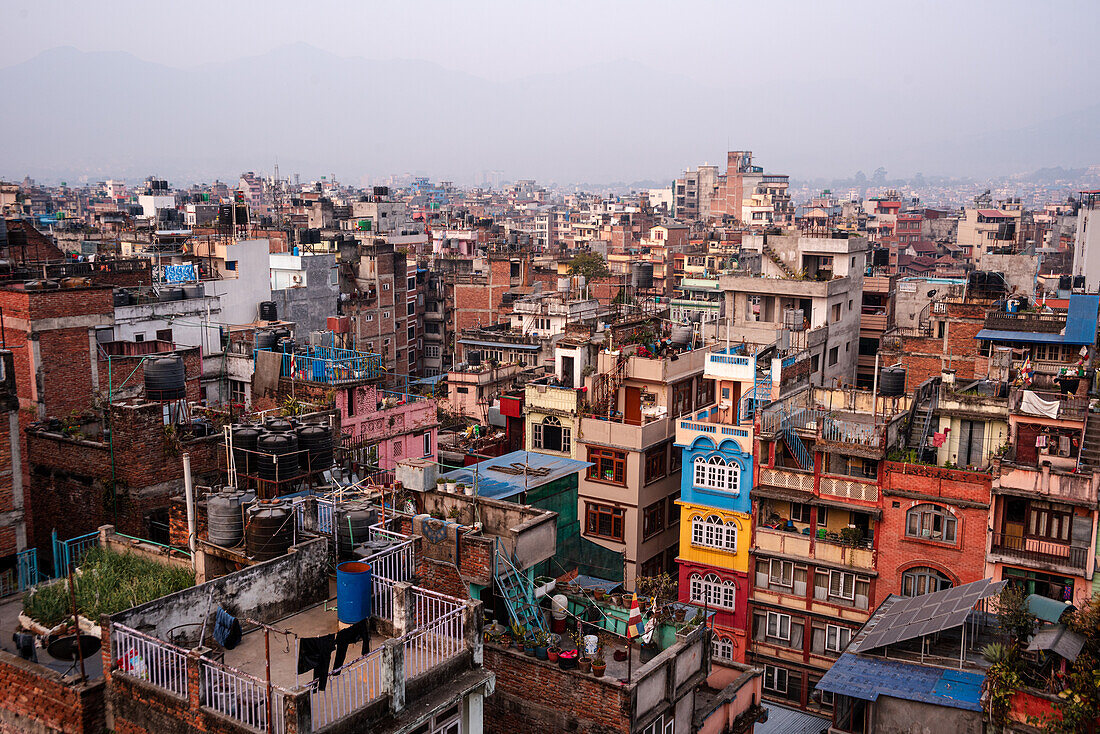 Sonnenaufgangssilhouette mit bunten Häusern und Wohndächern, des dicht besiedelten Thamel in Kathmandu, Nepal, Asien