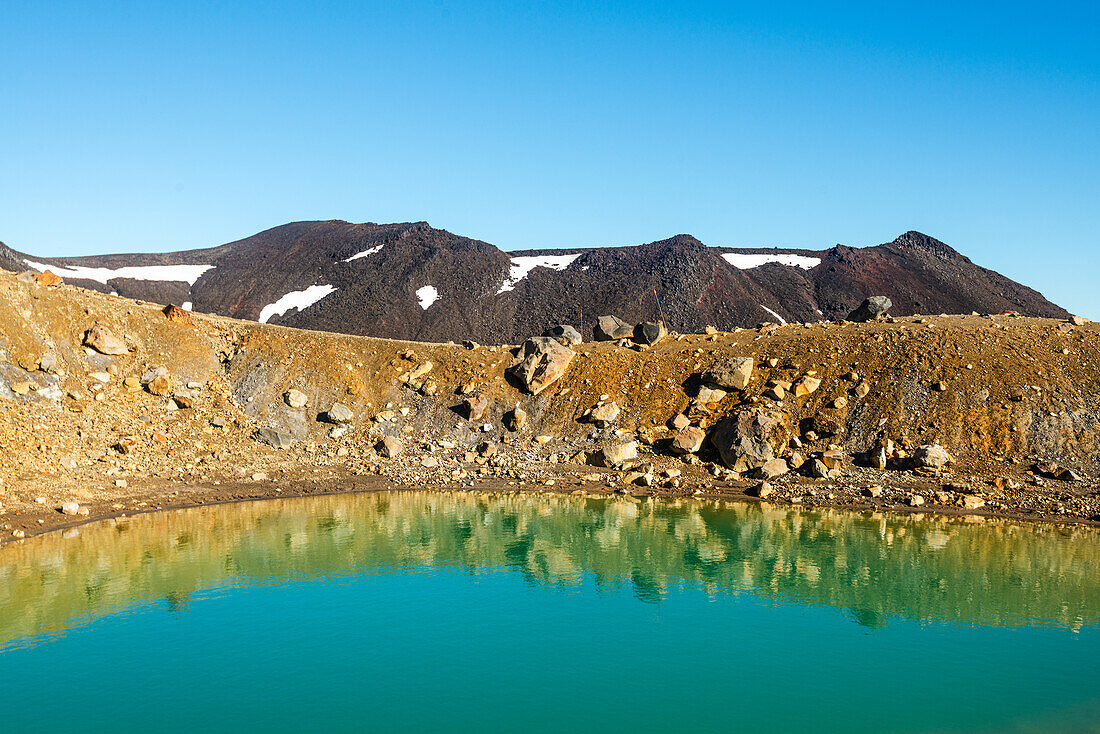 Turquoise and yellow green Emerald Lake in front of the Tongariro Volcano, Tongariro National Park, UNESCO World Heritage Site, North Island, New Zealand, Pacific