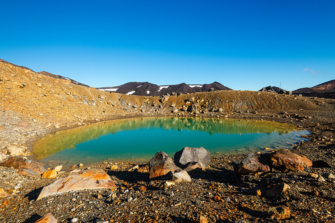 Weitwinkelansicht eines Smaragdsees vor dem Red Crater Volcano im Tongariro Nationalpark, UNESCO Weltnaturerbe, Nordinsel, Neuseeland, Pazifik