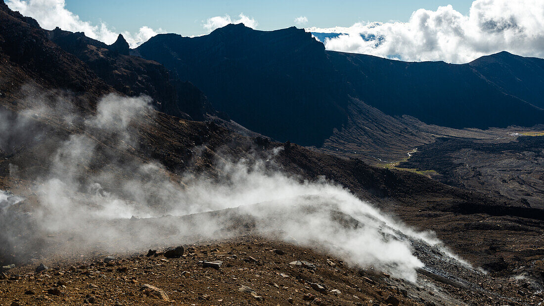 Dampf des Vulkans auf Asche und trockenen Landschaften, Tongariro-Nationalpark, UNESCO-Weltnaturerbe, Nordinsel, Neuseeland, Pazifik