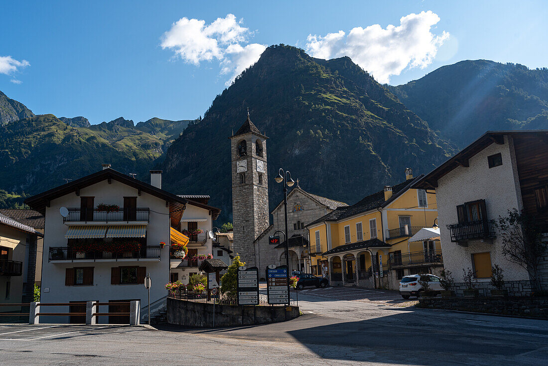 Stadtplatz mit Steinkapelle. Alpenstadt Villa Dossola, Piemont, Italien, Europa