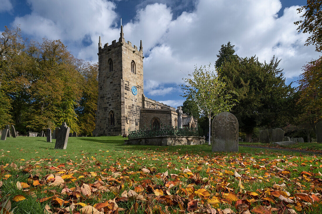 St. Lawrence Parish Church im Herbst, Eyam, Peak District National Park, Derbyshire, England, Vereinigtes Königreich, Europa