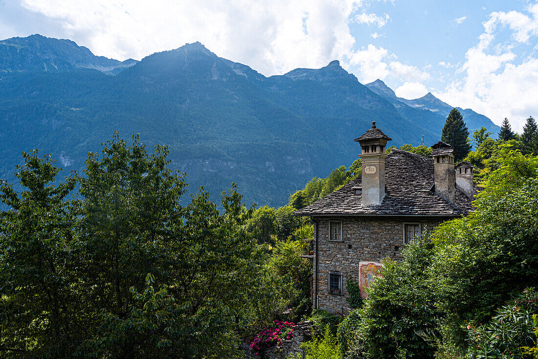 Bergvilla im traditionellen Baustil, Naturpark Alta Valle Antrona, Piemont, Italien, Europa