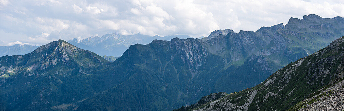 Panoramablick entlang einer alpinen Bergkette in Norditalien, Naturpark Alta Valle Antrona, Piemont, Italien, Europa