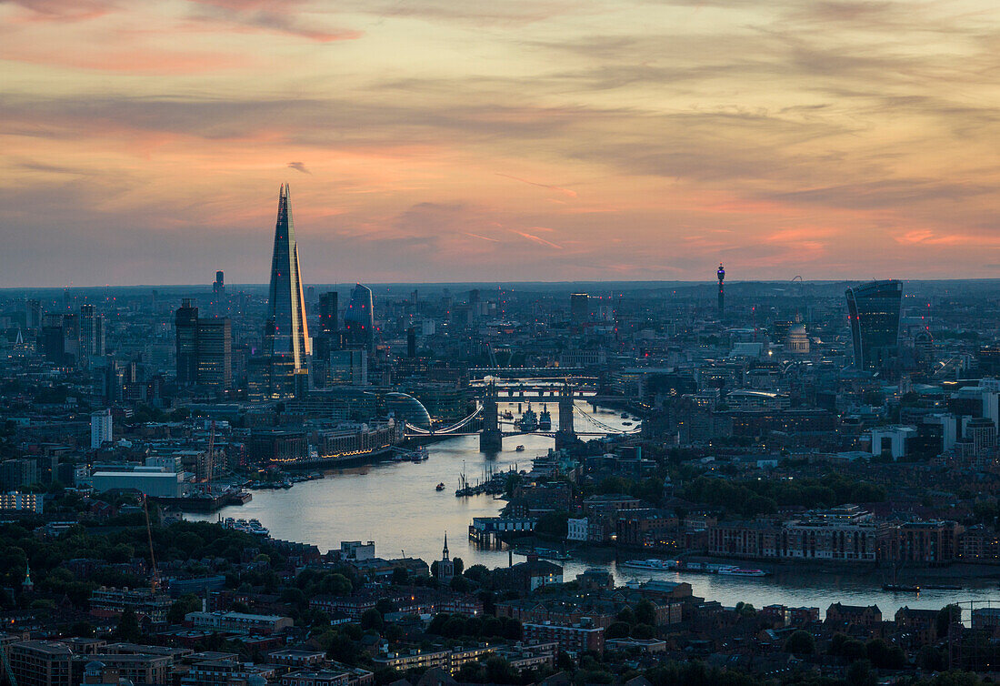 The Shard und Themse, London, England, Vereinigtes Königreich, Europa