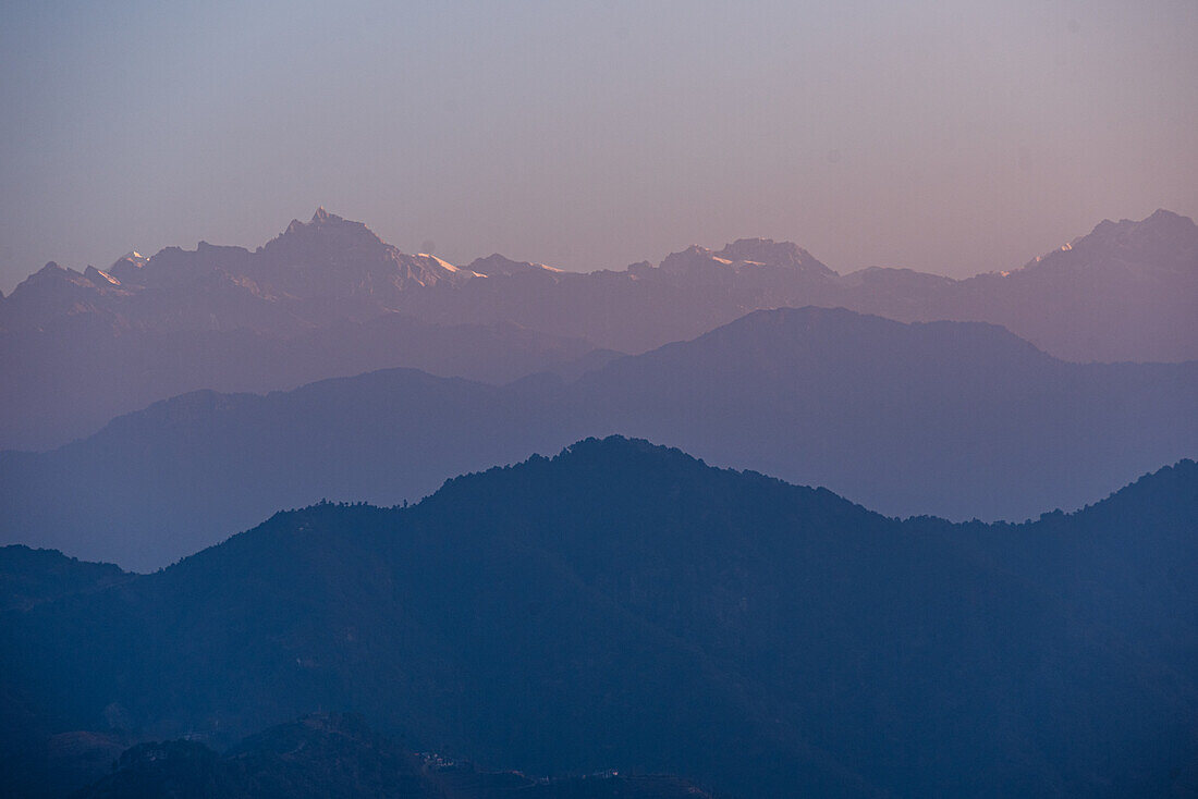 Schöner purpurfarbener Sonnenaufgang mit Farbverlauf über Bergketten, einschließlich Dorje Lakpa, Himalaya, Nepal, Asien