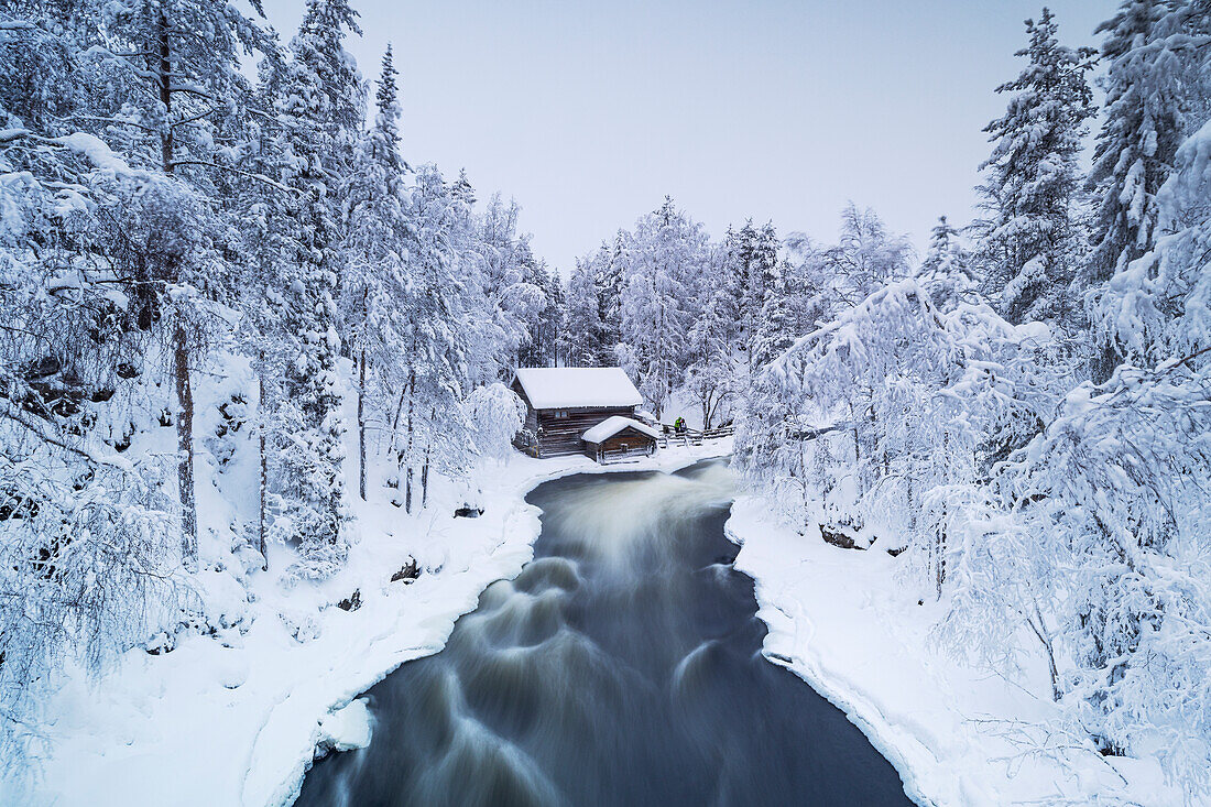 Die berühmte Myllykosky-Mühle an einem kalten Wintertag, Oulanka-Nationalpark, Kuusamo, Finnland, Europa