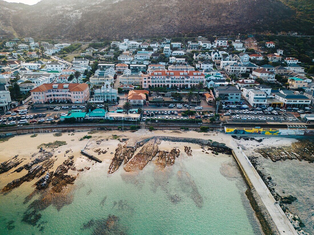 Simon's Town, Heimat des Marinestützpunkts Simon's Town, des größten Stützpunkts der südafrikanischen Marine, an den Ufern der Simon's Bay in der False Bay, auf der Ostseite der Kaphalbinsel, Westkap, Südafrika, Afrika