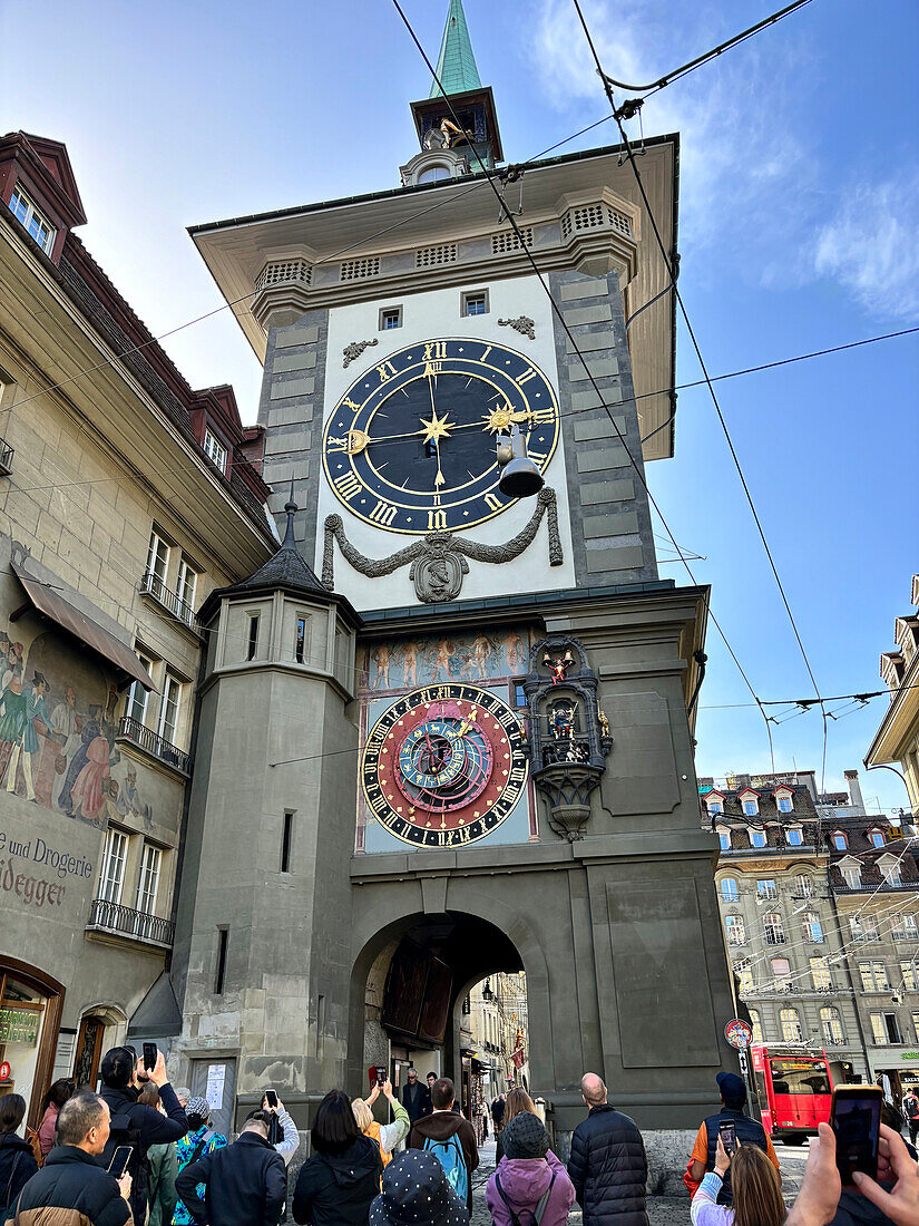 Blick auf die Zytglogge (Zeitglocke), ein mittelalterlicher Turm aus dem frühen 13. Jahrhundert, der als Wachturm, Gefängnis, Uhrenturm und Bürgerdenkmal diente und eine zentrale Rolle im städtischen Leben spielte, Bern, Schweiz, Europa